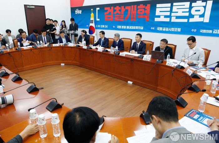 [서울=뉴스핌] 윤창빈 기자 = 민형배 더불어민주당 의원이 2일 오후 서울 여의도 국회에서 열린 검찰개혁 토론회에서 인사말을 하고 있다. 2025.07.02 pangbin@newspim.com