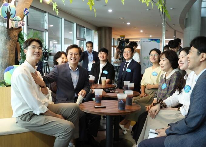 김동연 도지사가 2023년 7월 도청 로비에서 예술인 기회소득 최초 수혜자들을 만나 대화하고 있다. [사진=경기도]