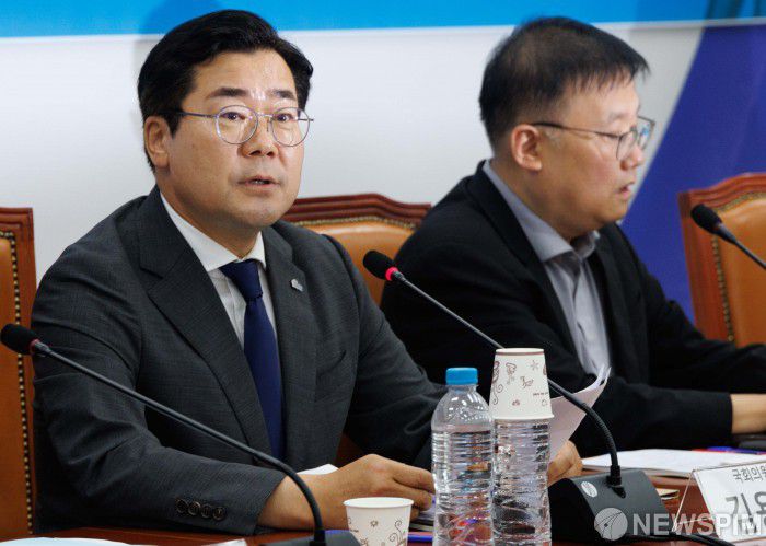 [서울=뉴스핌] 윤창빈 기자 = 더불어민주당 대표에 출마 선언을 한 박찬대 의원이 2일 오후 서울 여의도 국회에서 열린 검찰개혁 토론회에서 축사를 하고 있다. 2025.07.02 pangbin@newspim.com