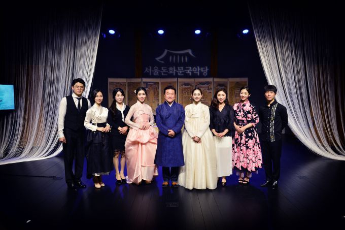 [서울=뉴스핌] 김용석 기자 = 변상문 이사장과 공연후 함께 자리한 국방국악문화진흥회 국악인들. [사진= 국방국악문화진흥회] 2025.07.02 fineview@newspim.com