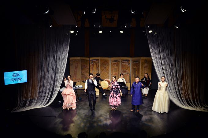 [서울=뉴스핌] 김용석 기자 = 변상문 이사장과 국방국악문화진흥회 '작금의 소리 공연' 장면. [사진= 국방국악문화진흥회] 2025.07.02 fineview@newspim.com