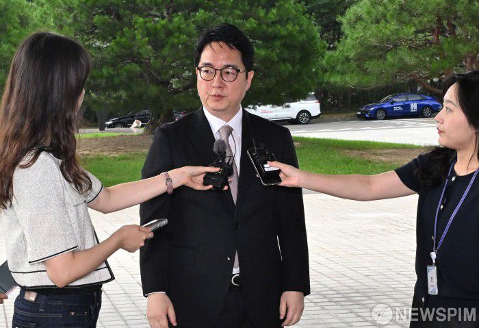 [서울=뉴스핌] 양윤모 기자 = 사의를 밝힌 심우정 검찰총장이 2일 오전 서울 서초구 대검찰청으로 출근하며 취재진의 질문에 답하고 있다. 2025.07.02 yym58@newspim.com