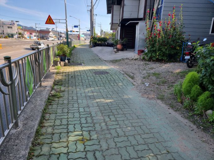 [양산=뉴스핌] 남경문 기자 = 논란이 되고 있는 양산시 상북면 소토리 소재 35번 국도구간 보도 모습 2025.07.02