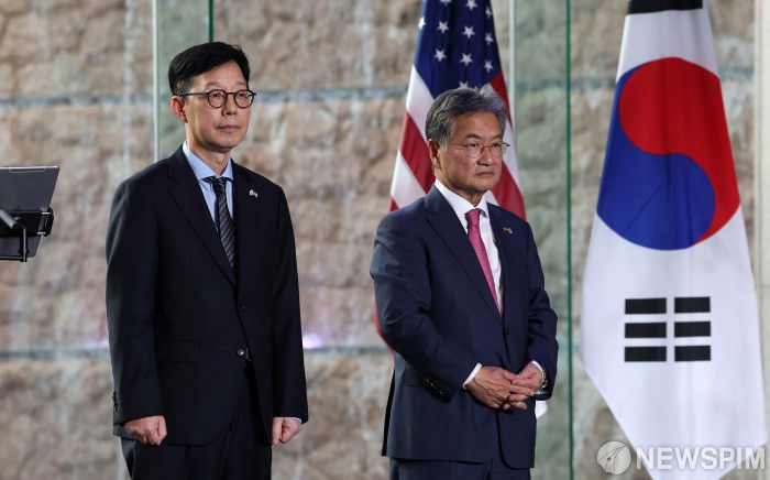 [서울=뉴스핌] 사진공동취재단 = 조셉 윤 주한 미국대사대리와 박윤주 외교부 1차관이 2일 오후 서울 용산구 그랜드 하얏트 호텔 그랜드 볼룸에서 열린 미국 독립기념일 행사에 참석해 있다. 2025.07.02 photo@newspim.com