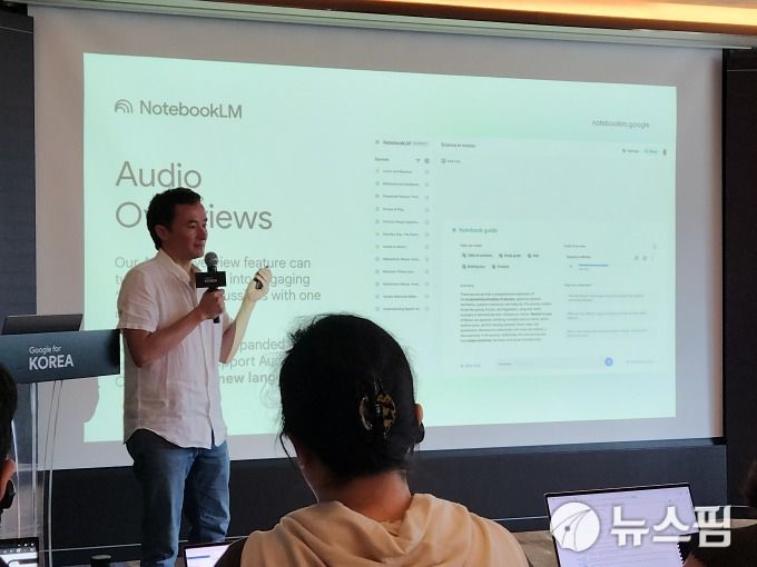 2일 서울 강남 조선 팰리스 호텔에서 열린 '구글 포 코리아(Google for Korea) 2025' 기자간담회 현장. 사이먼 토쿠미네 구글 랩스 디렉터가 발표하고 있다. [사진=양태훈 기자]