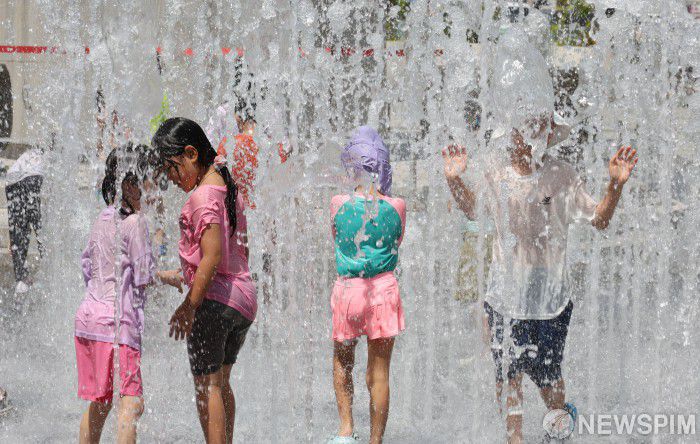 [서울=뉴스핌] 양윤모 기자 = 서울이 연속 열대야 일수 '역대 1위'를 기록한 가운데, 16일 오후 폭염주의보 속 기온이 34도 가까이 치솟은 광화문광장 분수대를 찾은 어린이들이 물놀이로 더위를 식히고 있다. 2024.08.16 yym58@newspim.com