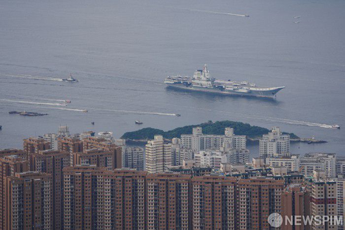 [서울=뉴스핌] 중국의 첫 항공모함인 산둥함이 3일(현지시간) 5일 간의 방문을 위해 홍콩으로 입항하고 있다. [사진=로이터] 2025.07.03 photo@newspim.com