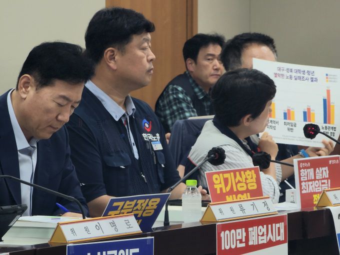 [세종=뉴스핌] 양가희 기자 = 3일 오후 3시 정부세종청사에서 열린 최저임금위원회 제9차 전원회의에서 이미선 민주노총 부위원장(오른쪽)이 대구·경북 대학생·청년 열악한 노동실태조사 결과 그래프를 인쇄한 종이를 들고 발언하고 있다. 류기정 경총 전무(왼쪽), 류기섭 한국노총 사무총장(가운데)는 이 부위원장의 발표를 듣고 있다. 2025.07.03 sheep@newspim.com