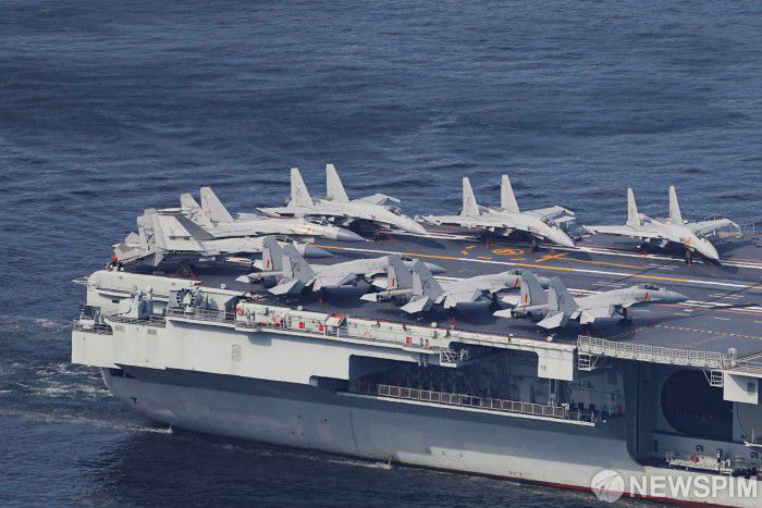 [서울=뉴스핌] 중국의 첫 항공모함인 산둥함이 3일(현지시간) 5일 간의 방문을 위해 홍콩으로 입항하고 있다. [사진=로이터] 2025.07.03 photo@newspim.com