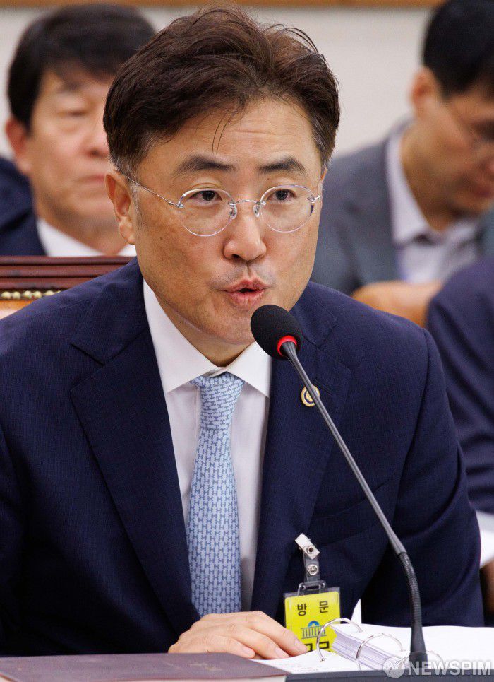 [서울=뉴스핌] 윤창빈 기자 = 이진수 법무부 차관이 1일 오후 서울 여의도 국회에서 열린 법제사법위원회 제1차 전체회의에서 인사말을 하고 있다. 2025.07.01 pangbin@newspim.com