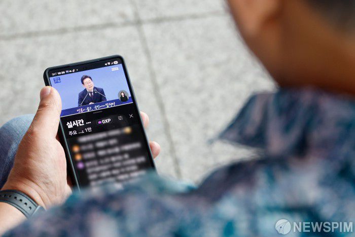 [서울=뉴스핌] 류기찬 인턴기자 = 3일 오전 서울역 대합실에서 시민들이 이재명 대통령의 취임 30일 기자회견을 시청하고 있다. 2025.07.03 ryuchan0925@newspim.com