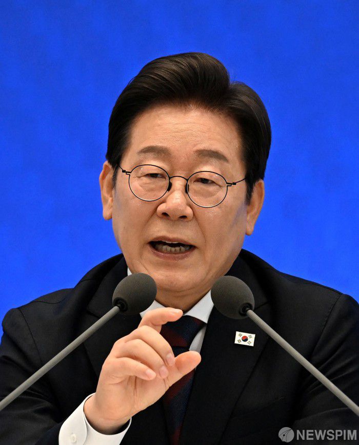 [서울=뉴스핌] 이재명 대통령이 3일 청와대 영빈관에서 열린 '대통령의 30일, 언론이 묻고 국민에게 답하다' 기자회견에서 발언을 하고 있다. [사진=로이터] 2025.07.03 photo@newspim.com