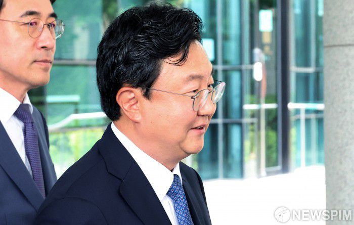 [서울=뉴스핌] 정일구 기자 = 정진우 신임 서울중앙지검장이 4일 오후 서울 서초구 서울고등검찰청에서 박세현 서울고검장과 면담을 마친 뒤 청사를 나서고 있다. 2025.07.04 mironj19@newspim.com