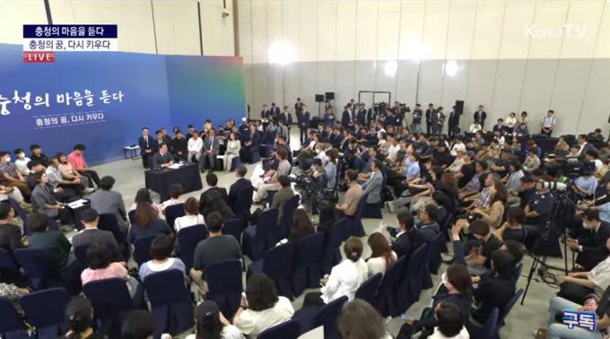 이재명 대통령이 4일 대전컨벤션센터에서 타운홀 미팅 형식으로 열린 '국민소통 행보 2탄, 충청의 마음을 듣다'에서 지역주민과 소통하고 있다. 2025.7.4 [사진=KTV 캡처]