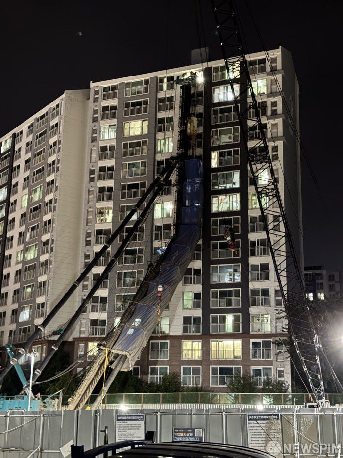 [용인=뉴스핌] 류기찬 인턴기자 = 5일 오후 경기 용인시 기흥구 서천동 인덕원~동탄 복선전철 공사 현장에서 대형 중장비인 '천공기'(지반을 뚫는 건설기계)가 인근 아파트를 덮치는 사고가 발생했다. 사진은 사고현장의 모습. 2025.06.05 ryuchan0925@newspim.com