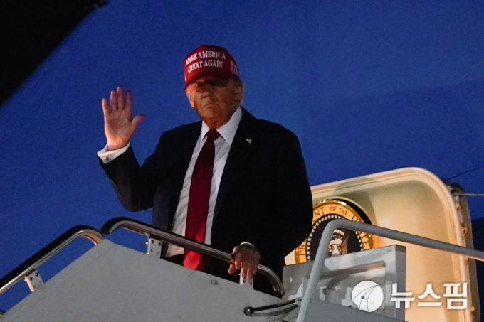 [서울=뉴스핌] 도널드 트럼프 미국 대통령이 4일(현지시간) 아이오와 방문을 마치고 앤드루스 공군기지에 도착하고 있다. [사진=로이터] 2025.07.04 photo@newspim.com