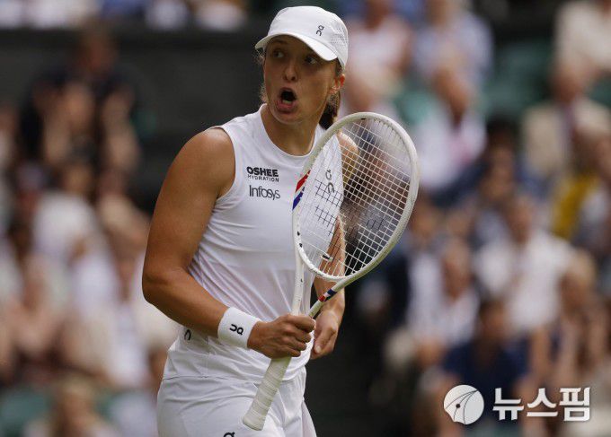 [런던 로이터 =뉴스핌] 박상욱 기자 = 시비옹테크가 3일 윔블던 테니스 여자 단식 2회전에서 포인트를 올리고 포효하고 있다. 2025.7.3 psoq1337@newspim.com