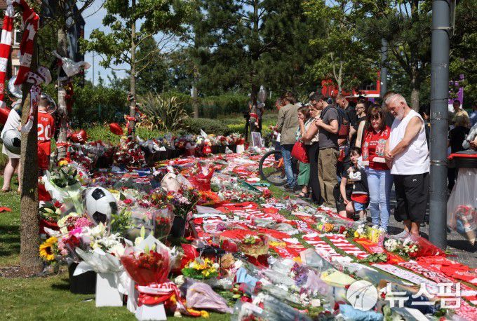 [리버풀 로이터 =뉴스핌] 박상욱 기자 = 3일 리버풀 안필드 스타디움 외곽에서 디오구 조타를 추모하기 위해 시민들이 모여 애도를 표하고 있다. 2025.7.3 psoq1337@newspim.com