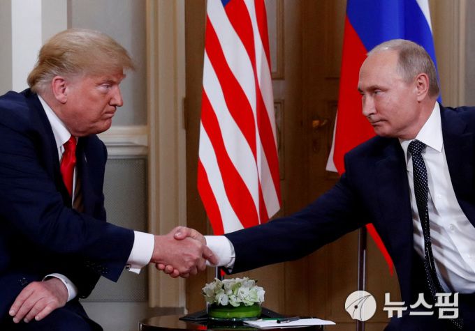 악수하는 도널드 트럼프 미국 대통령(왼쪽)과 블라디미르 푸틴 러시아 대통령. [사진=로이터 뉴스핌]