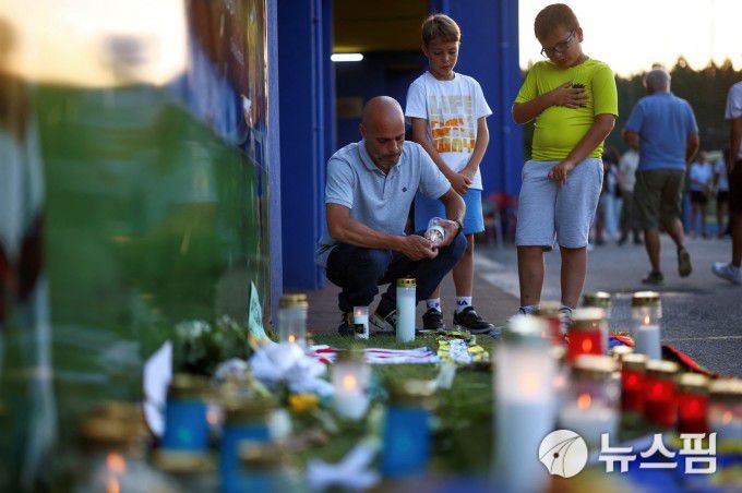 [곤도마르 로이터 =뉴스핌] 박상욱 기자 = 포르투갈 곤도마르 스타디움 밖에서 한 남성이 3일 디오구 조타를 추모하며 촛불을 밝히고 있다. 2025.7.3 psoq1337@newspim.com