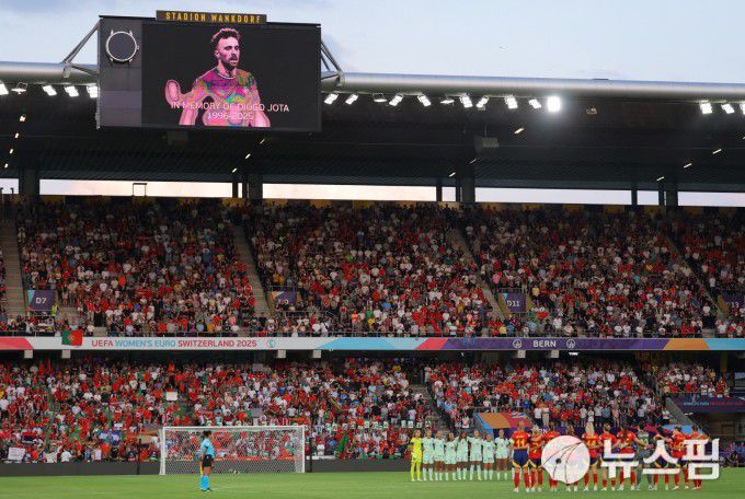 [베른 로이터 =뉴스핌] 박상욱 기자 = 3일 스위스 베른의 슈타디온 방크도르프에서 열린 여자 유로 2025 B조 조별리그 스페인 대 포르투갈 경기 전 디오구 조타를 추모하기 위해 양 팀 선수들이 묵념을 하고 있다. 2025.7.3 psoq1337@newspim.com