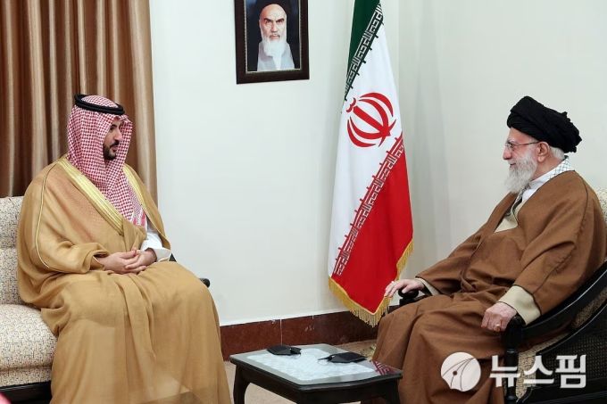 칼리드 빈살만(왼쪽) 사우디아라비아 국방장관이 지난달 17일(현지시간) 이란 테헤란 대통령 관저에서 아야톨라 알리 하메네이 이란 최고지도자를 만나고 있다.  [사진=로이터 뉴스핌]