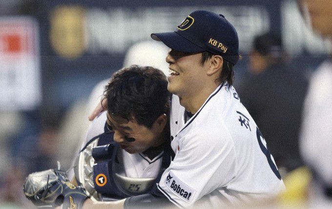 [서울=뉴스핌] 장환수 스포츠전문기자= 두산 선발 최원준이 5일 kt와 잠실경기에서 6이닝 1실점으로 호투한 뒤 5-1로 앞선  상황에서 마운드를 내려가며 포수 양의지와 포옹하고 있다. [사진=두산] 2025.07.05 zangpabo@newspim.com