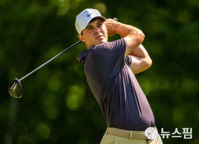 [실비스 로이터 =뉴스핌] 박상욱 기자 = 데이비스 톰프슨이 6일 PGA 투어 존디어 클래식 3라운드 2번홀 티샷하고 있다. 2025.7.6 psoq1337@newspim.com