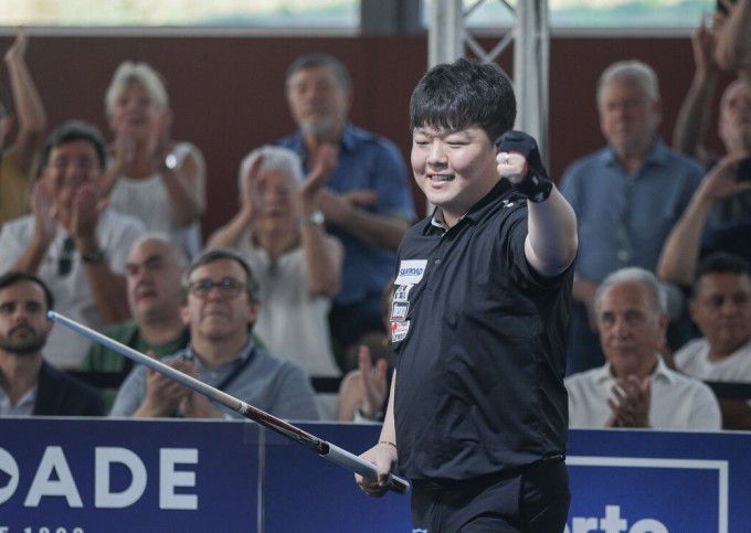 조명우가 6일 새벽에 열린 포르투 3쿠션 당구월드컵 결승전 23이닝 마지막 50점째 채우고 기뻐하고 있다. [사진=SOOP]
