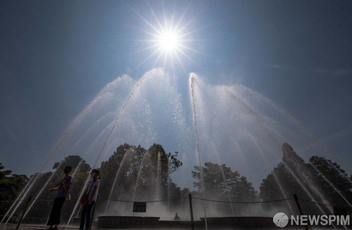6월 폭염속에 시민들이 분수대를 찾아 더위를 식히고 있다.[사진=뉴스핌DB] 2022.06.12 pangbin@newspim.com