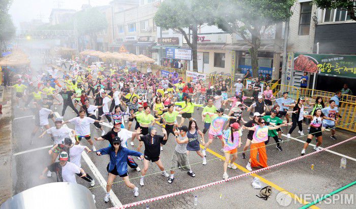 [서울=뉴스핌] 양윤모 기자 = 6일 평창군 진부면 시가지에서 열린 '제2회 오대산천 줌바경연대회' 참가자들이 시원한 오대천 청정수를 워터밤처럼 맞으며 줌바댄스를 즐기고 있다. 올해 행사에는 국내외 40여 개 팀이 참가해 축하 공연, 경연, DJ 파티타임, 마스터클래스 줌바시연 등을 펼친다. [사진=평창군청] 2025.07.06 yym58@newspim.com