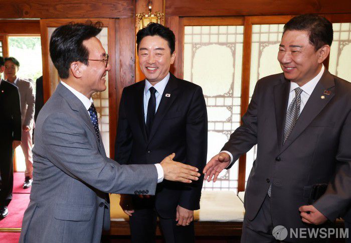 [서울=뉴스핌] 양윤모 기자 =  6일 서울 삼총동 총리공관에서 열린 제1차 고위당정협의회에서 김병기 더불머민주당 대표 직무대행 겸 원내대표와 김민석 국무총리 강훈식 대통령실 비서실장이 인사하고 있다.  [공동취재]  2025.07.06 yym58@newspim.com