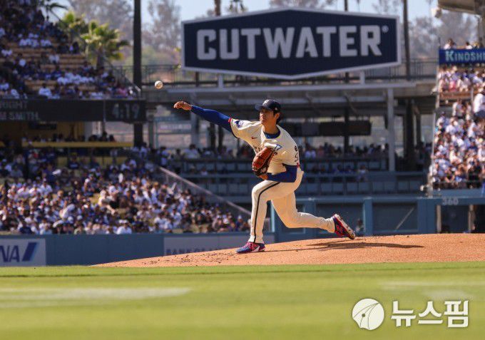 [로스앤젤리스 로이터 =뉴스핌] 박상욱 기자 = 오타니가 6일 메이저리그 휴스턴과의 홈경기 1회 투구하고 있다. 2025.7.6 psoq1337@newspim.com