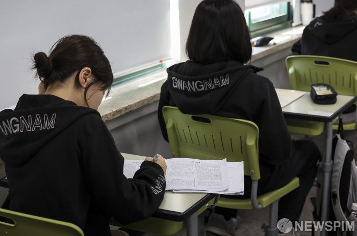 [서울=뉴스핌] 사진공동취재단 = 2026학년도 대학수학능력시험 6월 모의고사가 열린 4일 오전 서울 광진구 광남고등학교에서 3학년 학생들이 시험 준비를 하고 있다. 2025.06.04 photo@newspim.com