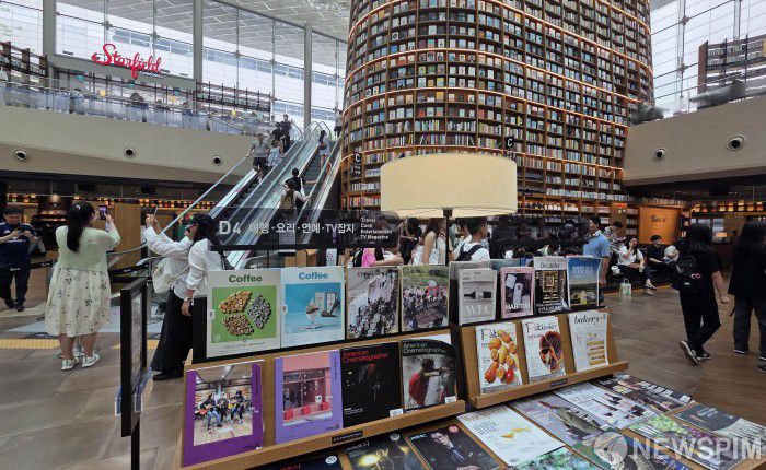 [서울=뉴스핌] 양윤모 기자 = 7일 오후 서울 최고 기온이 33도까지 오르며 무더운 날씨를 보인 가운데,  서울 강남구 코엑스 별마당도서관이 이용객들로 붐비고 있다. 2025.07.07 yym58@newspim.com