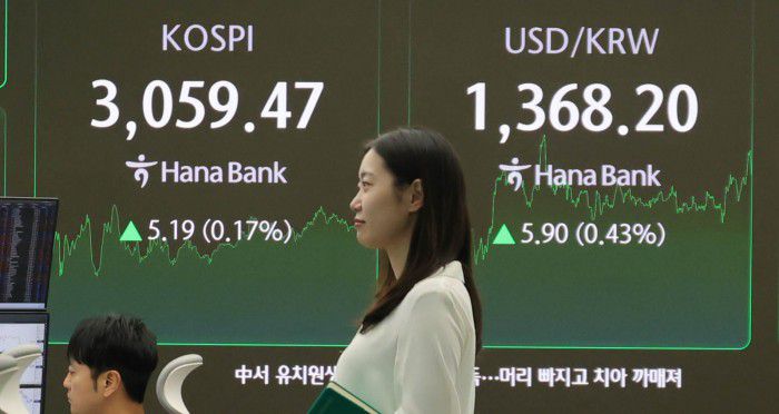[서울=뉴스핌] 양윤모 기자 = 7일 오후 코스피가 전장 종가보다 5.19 포인트(0.17%) 상승하며 3,059.47로, 코스닥은 2.66포인트(0.34%) 상승한 778.46으로 마감한 가운데, 서울 중구 하나은행 딜링룸에서 직원들이 업무를 보고 있다.  서울외환시장에서 원·달러 환율은 전장 대비 5.90원 상승한 1,368.20원에 거래를 마감했다. 2025.07.07 yym58@newspim.com
