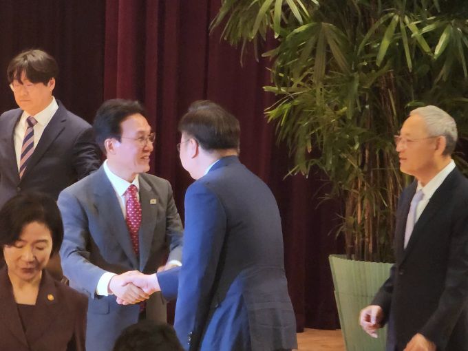 [세종=뉴스핌] 양가희 기자 = 김민석 국무총리(왼쪽 세번째)가 7일 정부세종청사에서 열린 취임식에서 조규홍 보건복지부 장관(왼쪽 네번째)과 악수하면서 유인촌 문화체육관광부 장관(왼쪽 다섯번째)을 향해 시선을 돌리고 있다. 2025.07.07 sheep@newspim.com