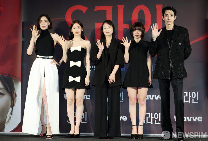 [서울=뉴스핌] 정일구 기자 = 배우 이다희, 아린, 안주영 감독, 이은샘, 이수혁이 7일 오후 서울 용산구 CGV 용산아이파크몰에서 열린 웨이브 오리지널 드라마 'S라인' 언론시사회 및 제작발표회에서 포즈를 취하고 있다. 'S라인'은 성적 관계를 맺은 사람들 사이에 연결된 붉은 선, 일명 S라인이 보이기 시작하면서 감춰졌던 진실과 금지된 욕망이 드러나는 판타지 스릴러 드라마다. 2025.07.07 mironj19@newspim.com