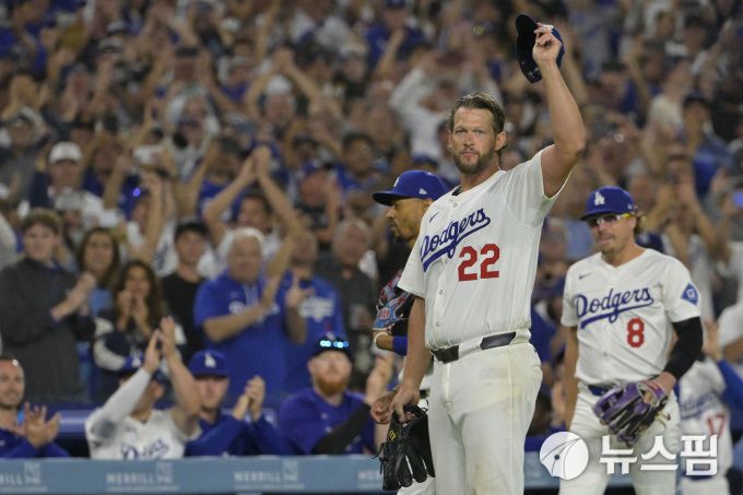 [로스앤젤레스 로이터=뉴스핌] 손지호 기자 = 3일(한국시간) LA 다저스의 클레이튼 커쇼가 6회 개인 통산 3000탈삼진을 기록한 뒤 마운드를 내려가고 있다. 2025.07.07 thswlgh50@newspim.com