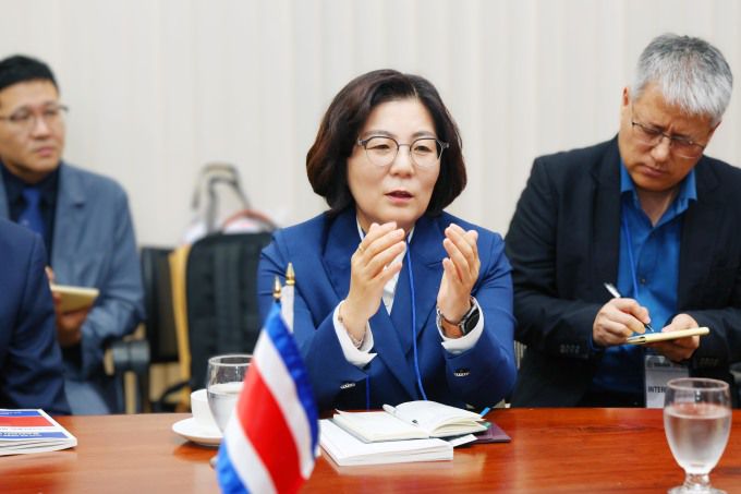 김보라 안성시장이 코스타리카를 방문해 지속가능한 발전을 위한 방안 등을 이야기하고 있다[사진=안성시]