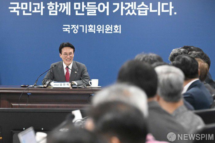 [서울=뉴스핌] 정부청사 사진기자단 = 김민석 국무총리가 7일 오후 서울 종로구 국정기획위원회에서 열린 제4차 전체회의에서 인사말을 하고 있다.2025.07.07 photo@newspim.com