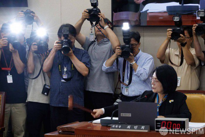 [서울=뉴스핌] 윤창빈 기자 = 최민희 국회 과학기술정보방송통신위원장이 7일 오후 서울 여의도 국회에서 열린 과학기술정보방송통신위원회 전체회의에서 의사봉을 두드리고 있다. 2025.07.07 pangbin@newspim.com
