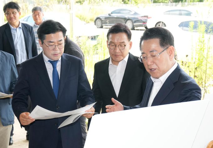 김영록 전남도지사가 6일 나주 에너지국가산단 조성 현장을 방문한 박찬대 더불어민주당 국회의원에게 전남도 현안 해결을 위한 건의 및 협조를 요청하고 있다. [사진=전남도] 2025.07.07 ej7648@newspim.com