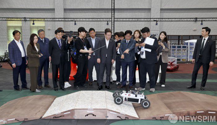 [대전=뉴스핌] 국회사진취재단 = 이재명 더불어민주당 대선 경선 후보가 17일 오전 대전 유성구 국방과학연구소(ADD)를 방문해  AI기반 무인체계 연구개발 현장을 둘러보고 있다. 2025.04.17 photo@newspim.com