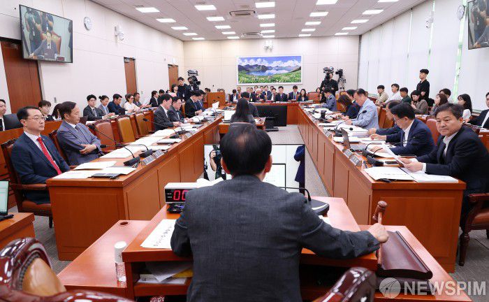 [서울=뉴스핌] 정일구 기자 = 27일 서울 여의도 국회에서 열린 외교통일위원회 제2차 전체회의에서 김석기 위원장이 회의를 주재하고 있다. 2025.06.27 mironj19@newspim.com