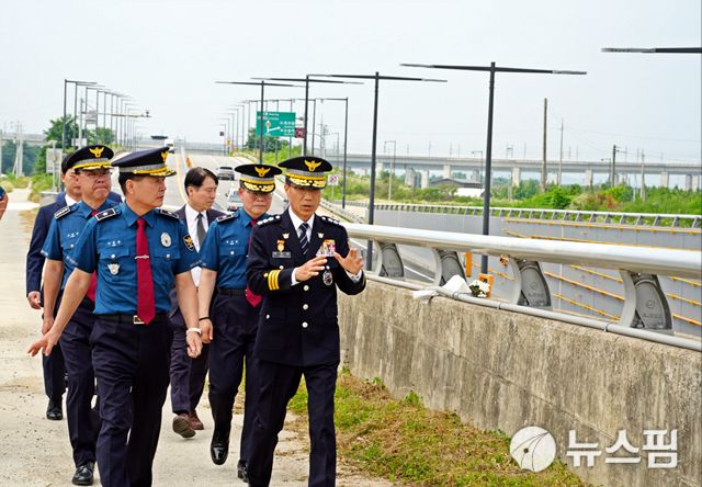 유재성 경찰청장 직무대행(차장)은 7일 오송 지하차도 참사 현장을 방문해 차량 진입 차단시설과 비상 대피시설등을 점검했다. [사진=경찰청]