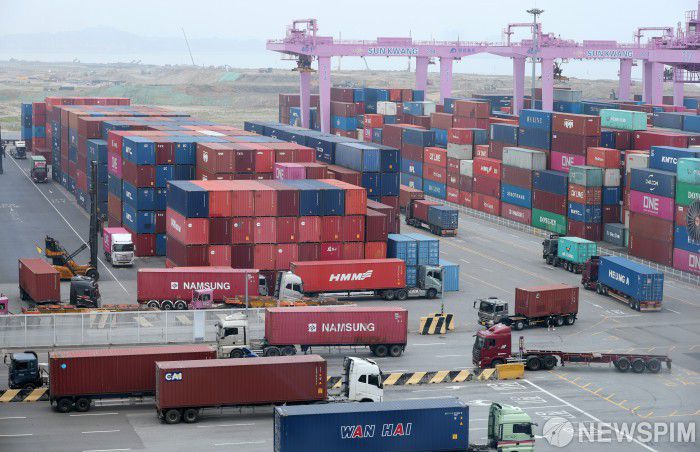 [인천=뉴스핌] 정일구 기자 = 미국이 상호관세 유예 기간 종료 시점인 8일까지 협상을 마무리 짓지 못한 국가들에게 '다음 달 1일 발효'를 조건으로 한 관세율을 곧 통보할 것이라고 예고했다. 도널드 트럼프 대통령은 6일(현지시간) 뉴저지주 일정을 마치고 워싱턴으로 돌아가기 전 취재진과 만나 관세 인상을 알리는 서한을 12개국 또는 15개국을 대상으로 7일(현지시간)부터 발송할 것이라고 밝혔다. 사진은 7일 인천 연수구 인천신항 컨테이너 터미널 모습. 2025.07.07 mironj19@newspim.com