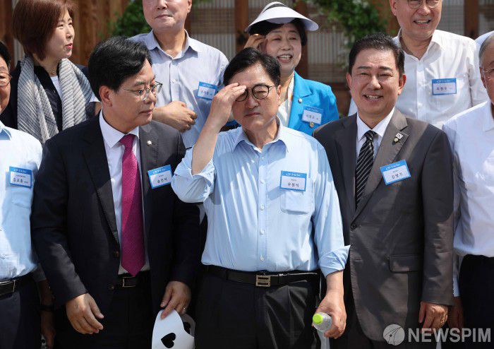 [서울=뉴스핌] 윤창빈 기자 = 우원식(가운데) 국회의장이 8일 오전 서울 여의도 국회 사랑재에서 열린 K-바캉스 캠페인에서 송언석 국민의힘 비상대책위원장 겸 원내대표와 김병기 더불어민주당 당대표 직무대행 겸 원내대표와 기념촬영 전 머리를 만지고 있다. 2025.07.08 pangbin@newspim.com