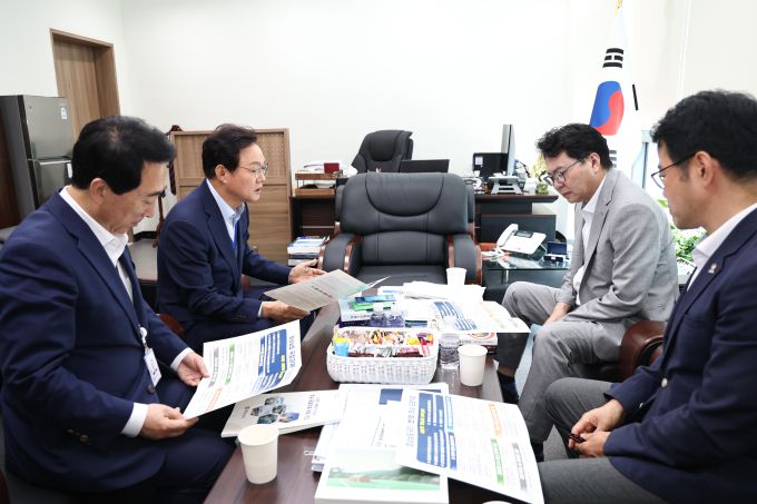 박완수 경남지사(왼쪽 두 번째)가 8일 국정기획위원회와 국회를 잇따라 방문해 우주항공 산업 육성을 비롯한 경남의 주요 현안을 새 정부 국정과제에 반영해줄 것을 적극 요청했다. [사진=경남도] 2025.07.08