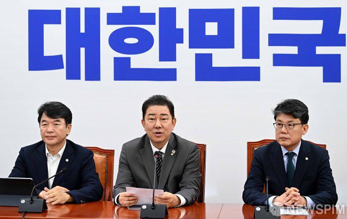 [서울=뉴스핌] 윤창빈 기자 = 김병기 더불어민주당 대표 직무대행 겸 원내대표가 8일 오전 서울 여의도 국회에서 열린 원내대책회의에서 모두발언을 하고 있다. 2025.07.08 pangbin@newspim.com